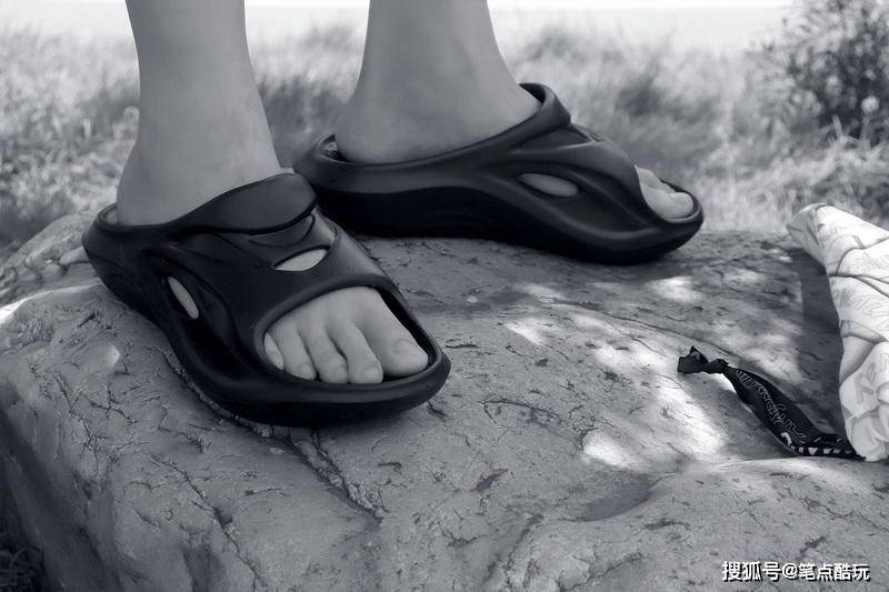 淌水|炎夏跑者，释放脚压！咕咚运动舒缓拖鞋体验