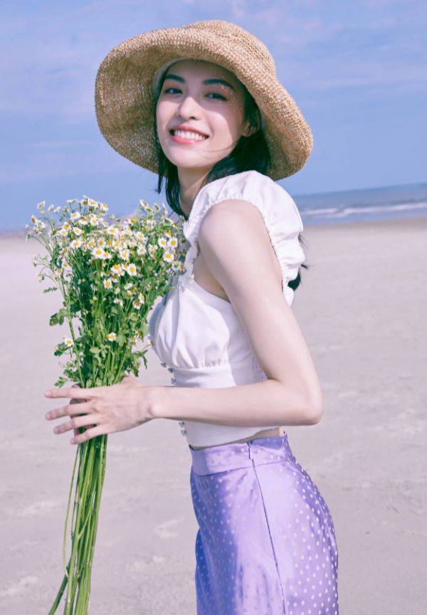 紫裙|钟楚曦最新海边度假写真,穿紫裙捧雏菊,清爽温柔释放夏日气息