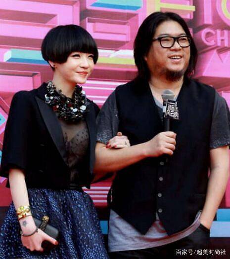 高晓松|高晓松前妻晒近照，仙女礼服配马尾美出新高，32岁不显年龄似少女