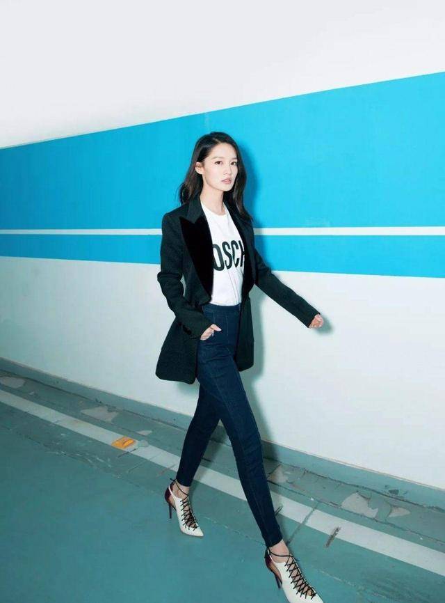 荧光|时尚的女孩瑜伽裤和上衣怎么搭配