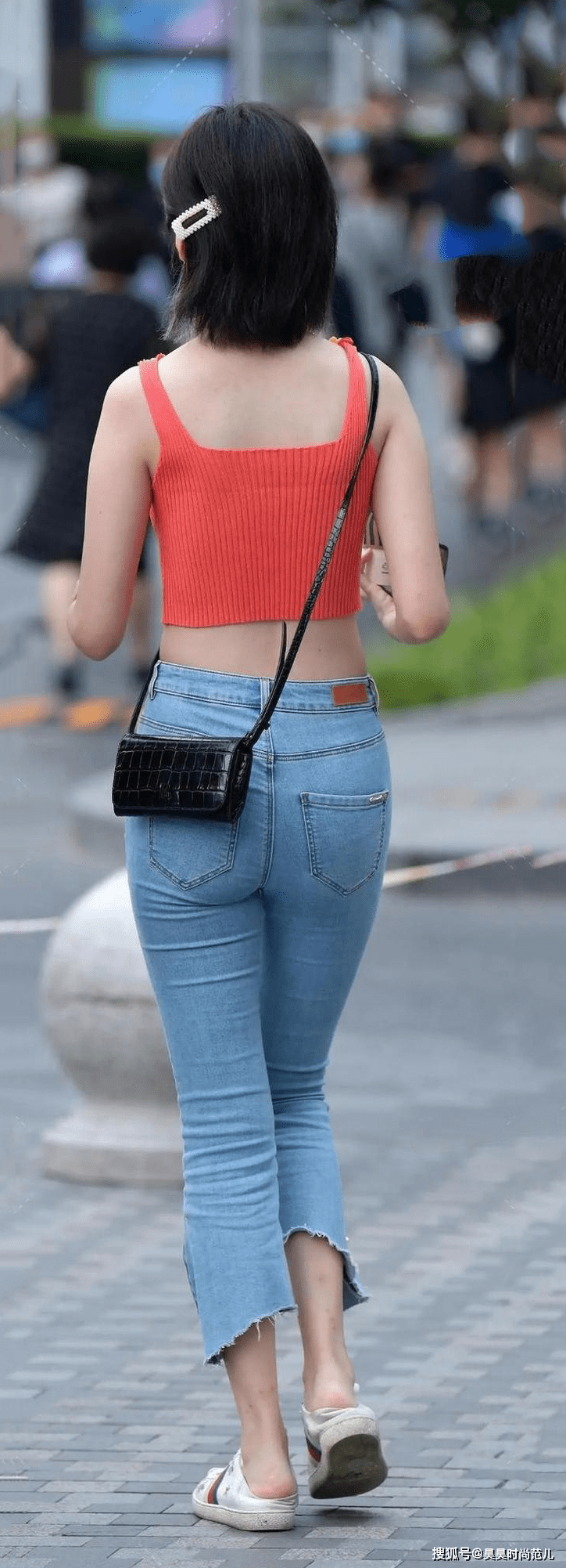 显得|可爱女孩的清甜穿搭,粉红吊带衫搭配开叉牛仔裤,青春减龄显时尚