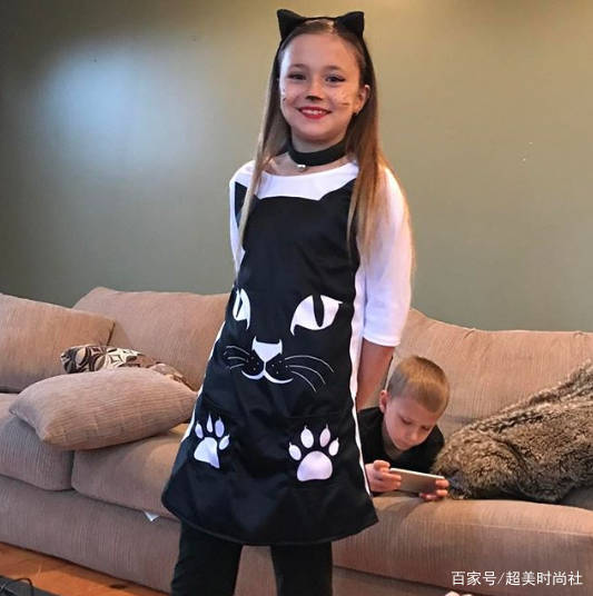 带着|比伯晒妹妹合照被指是贝小七？穿卫衣在超市跳舞，颜值超高星范足