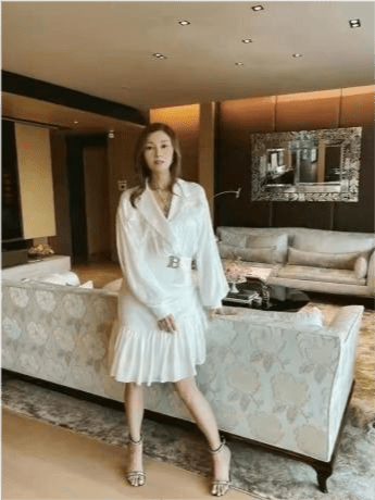 老公|李嘉欣和富豪老公真恩爱！穿衬衫美回巅峰，戴口罩藏不住盛世美颜