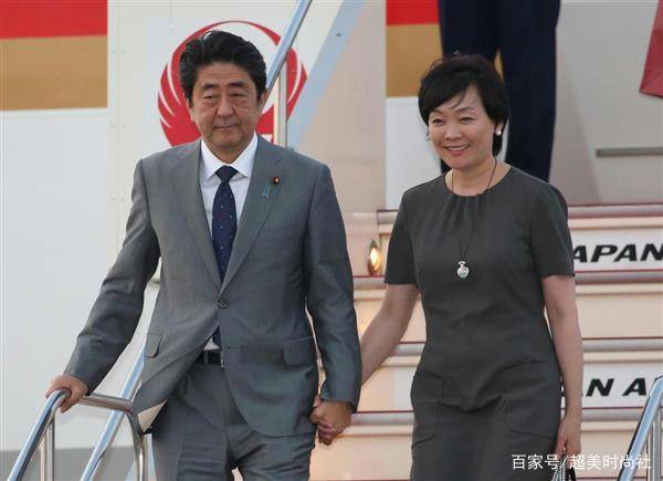 草帽|安倍为何宠她33年？她穿花裤戴草帽干农活，堪称最接地气第一夫人