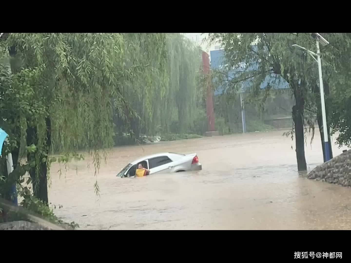 暴雨天气下洛阳多处道路几乎被淹没汝阳县受影响也比较大