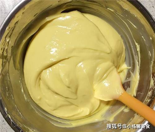 奶油怎么弄到裱花袋里面 02d02e09c56f4982899fec1e0ce0944c.jpeg