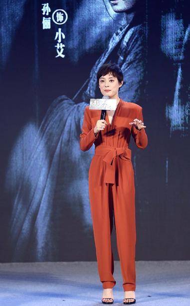 服装|孙俪的气场可真强大,穿红色服装也不显黑,也就她这肤色能驾驭