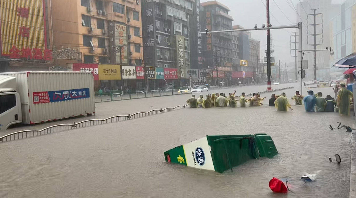 郑州暴雨已致12人遇难有装修企业为救人前后跑坏了9辆车