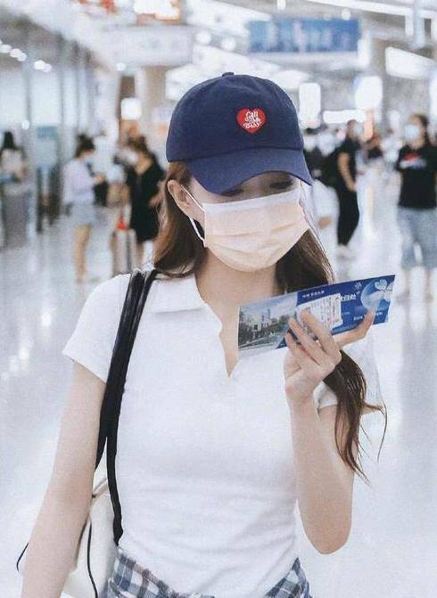 短裙|徐璐机场私服,白色连衣短裙戴棒球帽青春元气,好喜欢