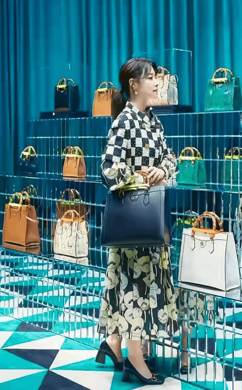 配饰|李英爱才是真不老女神！穿格纹配印花，一身花哨打扮也穿出高级感