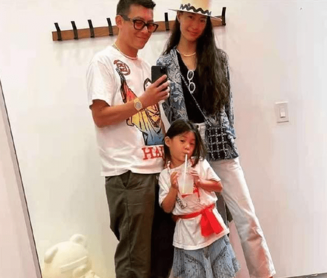父亲|陈冠希晒全家合影，一家三口都是时尚达人，为新店开业做宣传