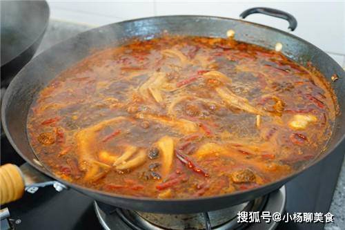 关火|想吃卤鸭掌不用买，在家卤一锅，做零食下酒都好吃，邻居都想吃