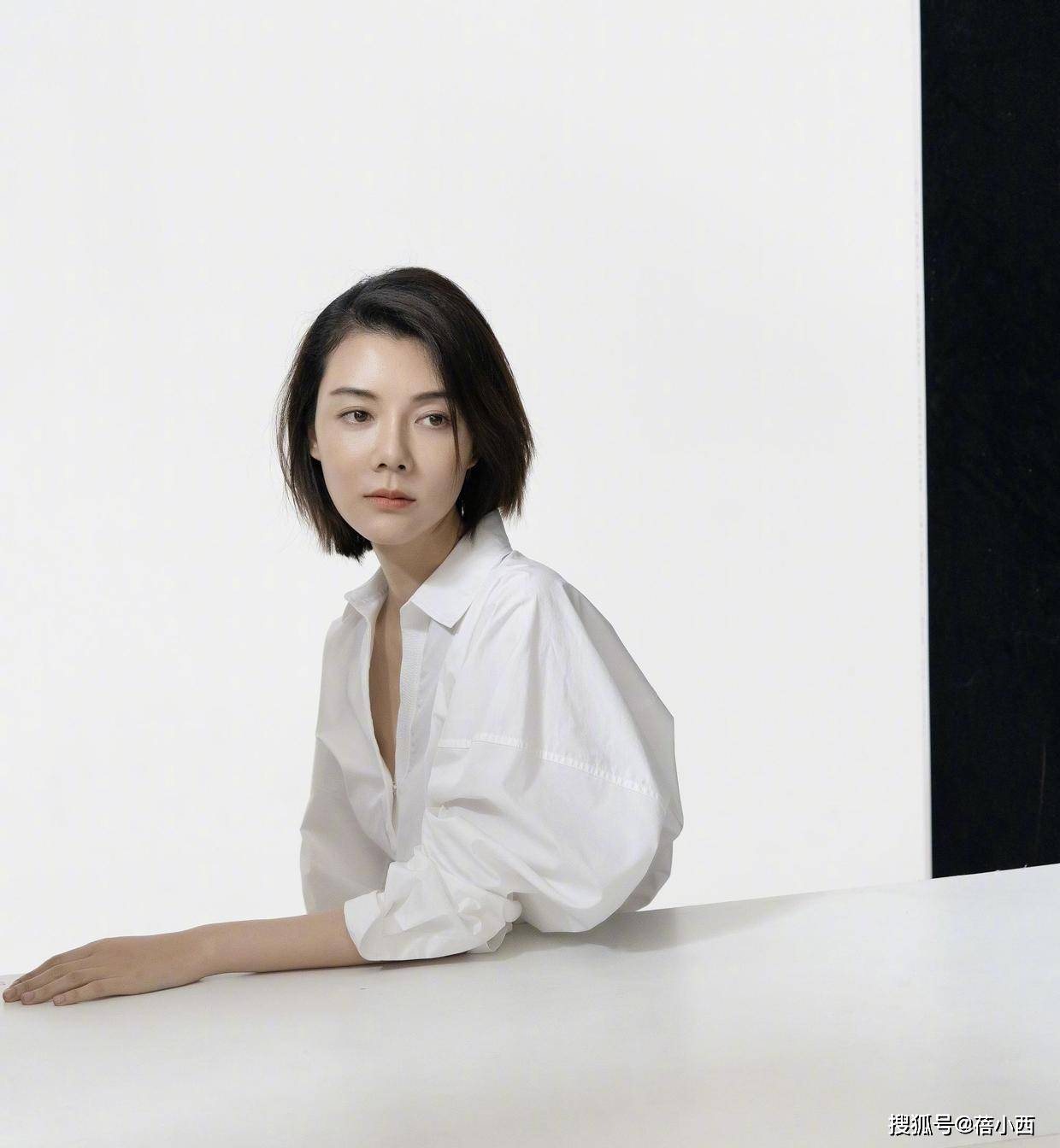 人群|车晓的气质从来都不输，穿裸色系晚礼服亮相，人群之中美得耀眼