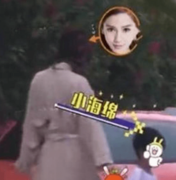 海绵|baby上班图曝光，穿吊带装上演锁骨杀，纤细竹竿腿好抢镜