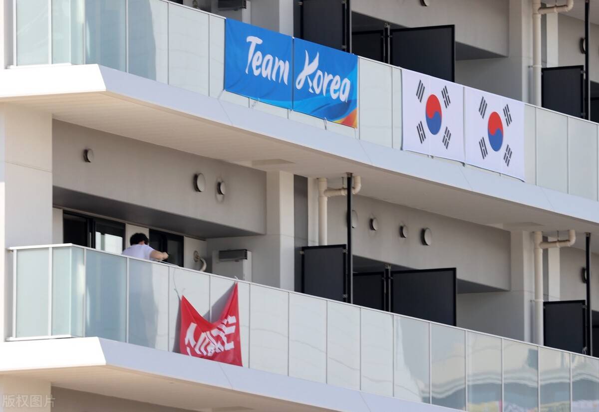 韩国人在奥运村悬挂抗日名将名言横幅 日本右翼分子竟打出旭日旗 国际奥委 代表团