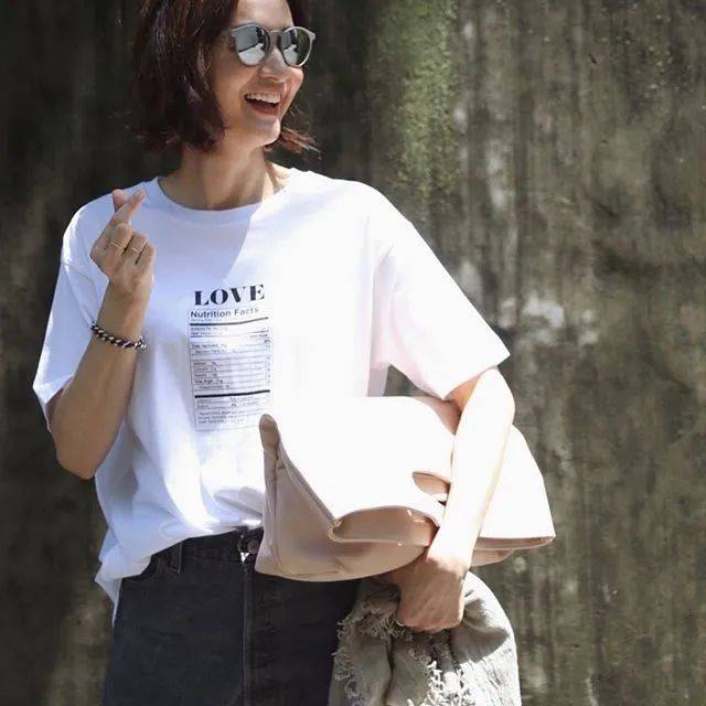 个性|人人都有的白T恤怎么穿时髦显贵？学50岁主妇这样穿，大妈变姐姐