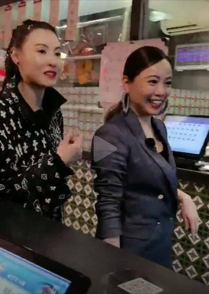 黑色|邓萃雯化浓妆也难掩皱纹，但起码是纯天然的，真实不假老的自然！
