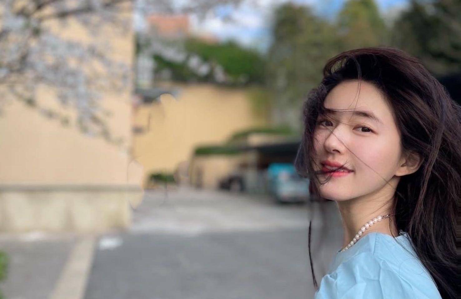 演技|赵露思新剧《胡同》杀青照流出，无美颜滤镜，这颜值是认真的吗？