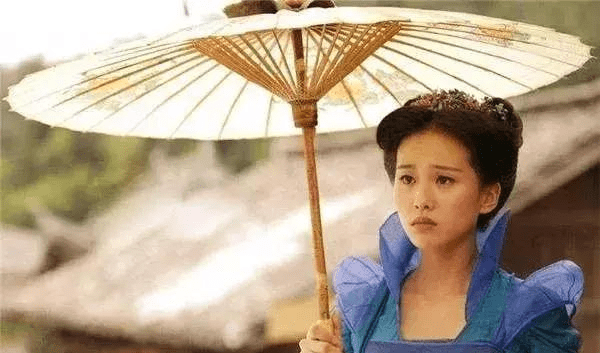样子|女星古装撑伞造型绝了！赵丽颖风格百变、杨紫清冷，热巴让人心疼！