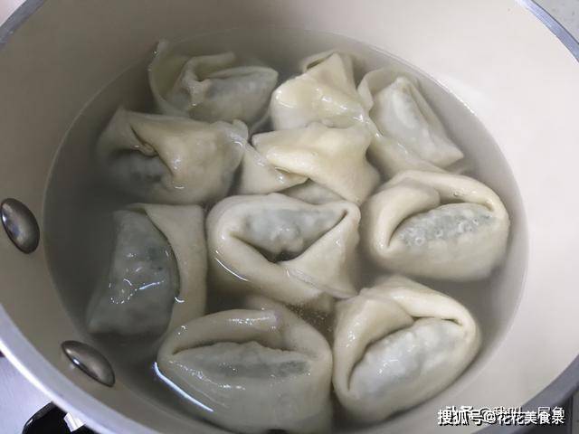 做法|最近孩子迷上了这早餐，焦香脆嫩，煎一煎十分钟就上桌，懒人必备