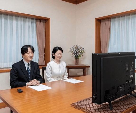 营业|纪子妃学雅子皇后仙气飘飘！一身白与文仁营业好养眼，再现狐狸笑