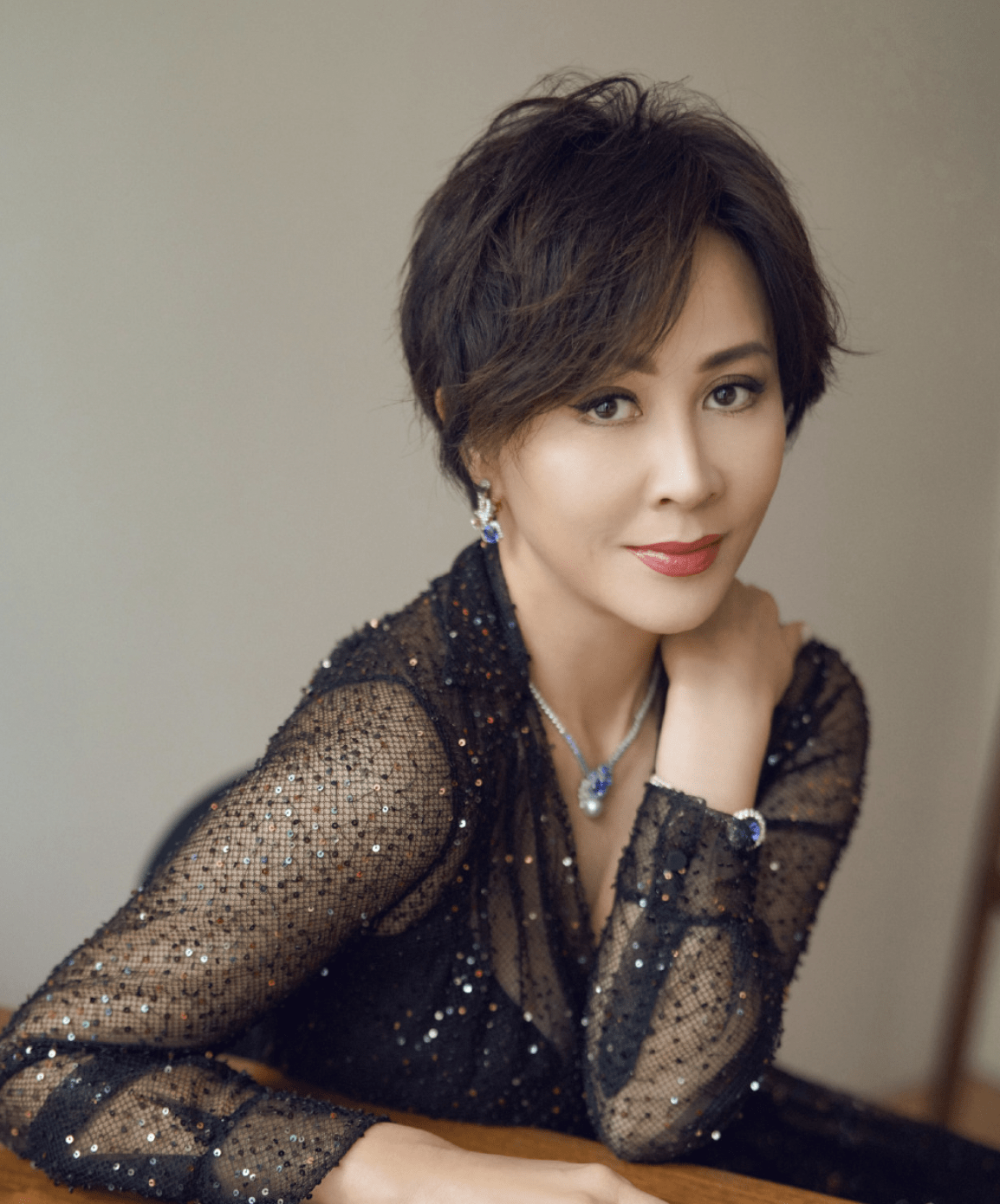 发型|60岁女人头发别留太长，显少还易掉！这4款短发刚刚好，时髦多了
