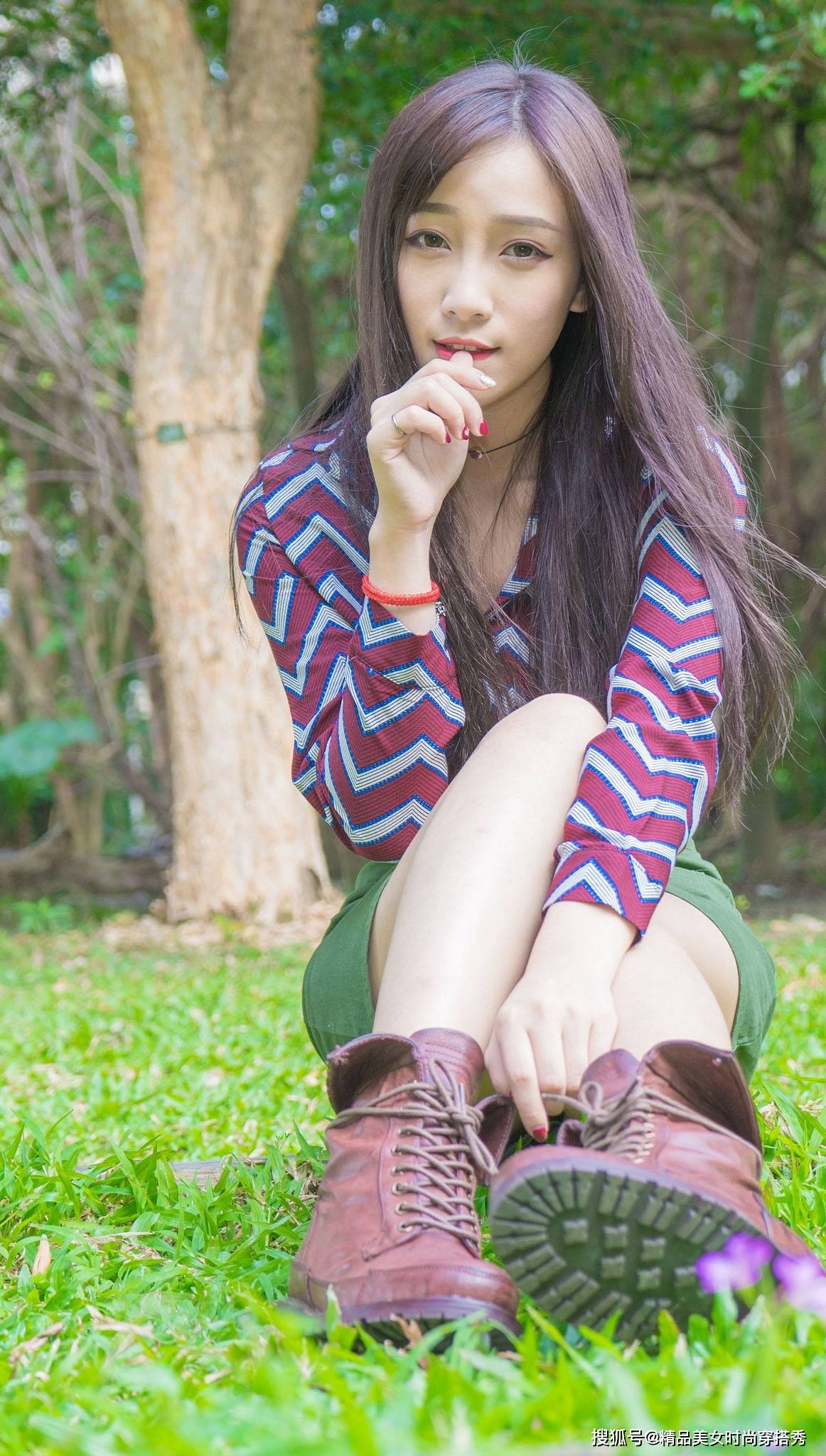 短裙|W条纹衬衫下搭一条军绿色短裙，整套搭配OL知性范儿十足。