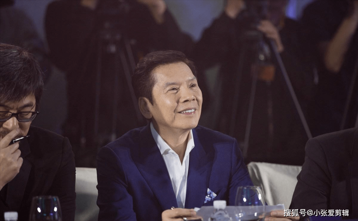 派了心腹回到香港,硬是把斯文的向华炎推上新义安龙头的宝座