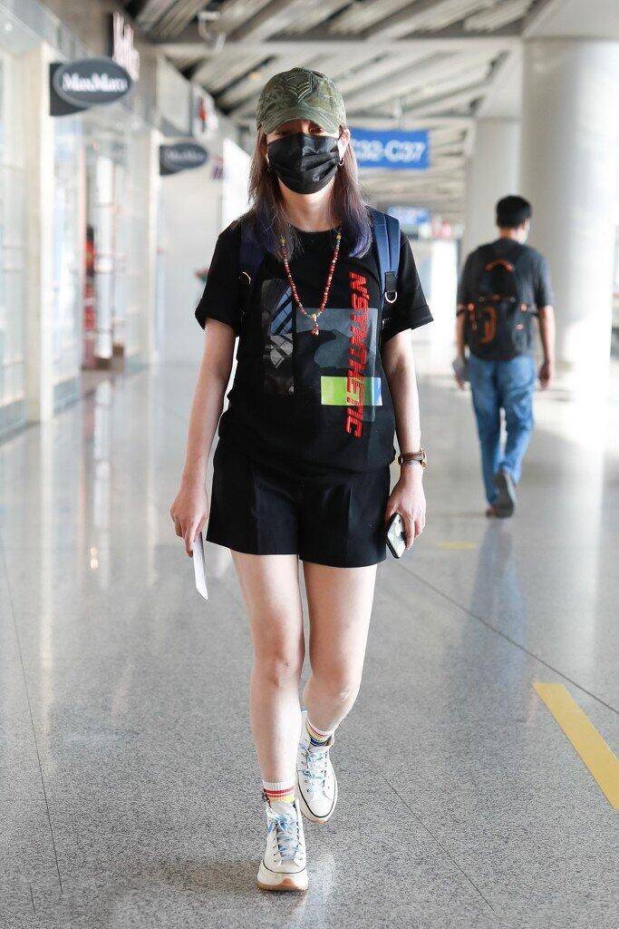 黑色|邹市明老婆身材太“辣”了，两人一身黑牵手出门，凹凸身材太抢镜