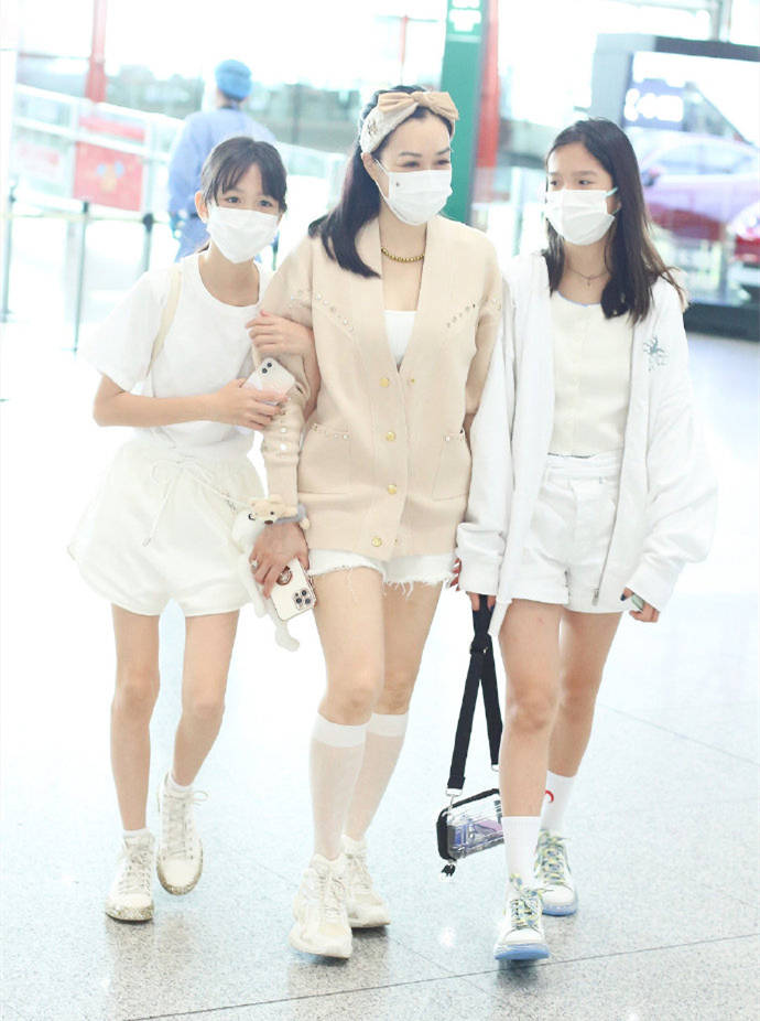 身材|钟丽缇厉害,和两个女儿出门还穿得这么少女,紧身裤配卫衣好时髦