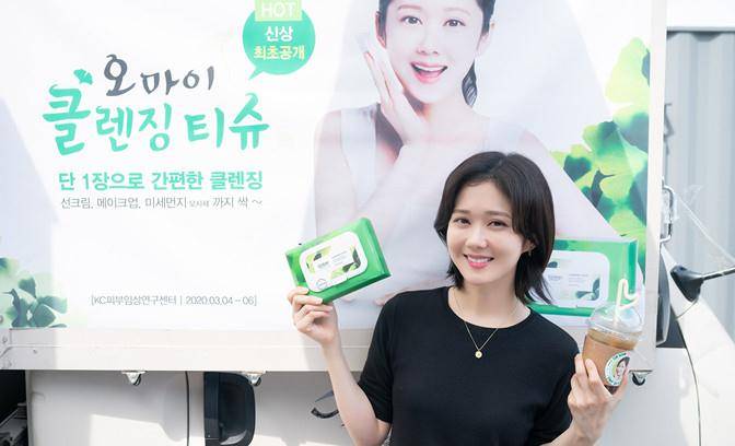 材质|张娜拉喝下午茶，穿白色长袖娃娃脸不显老，40岁老戏骨还是少女颜