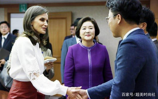 套装|韩国第一夫人展东方美，纯色套装显朴素，同框西班牙王后似母女？