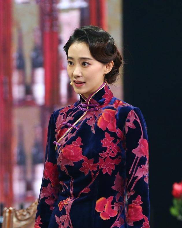 姚晨撞衫张小斐,两人气质却不同,一个典雅大气,一个温婉端庄_旗袍