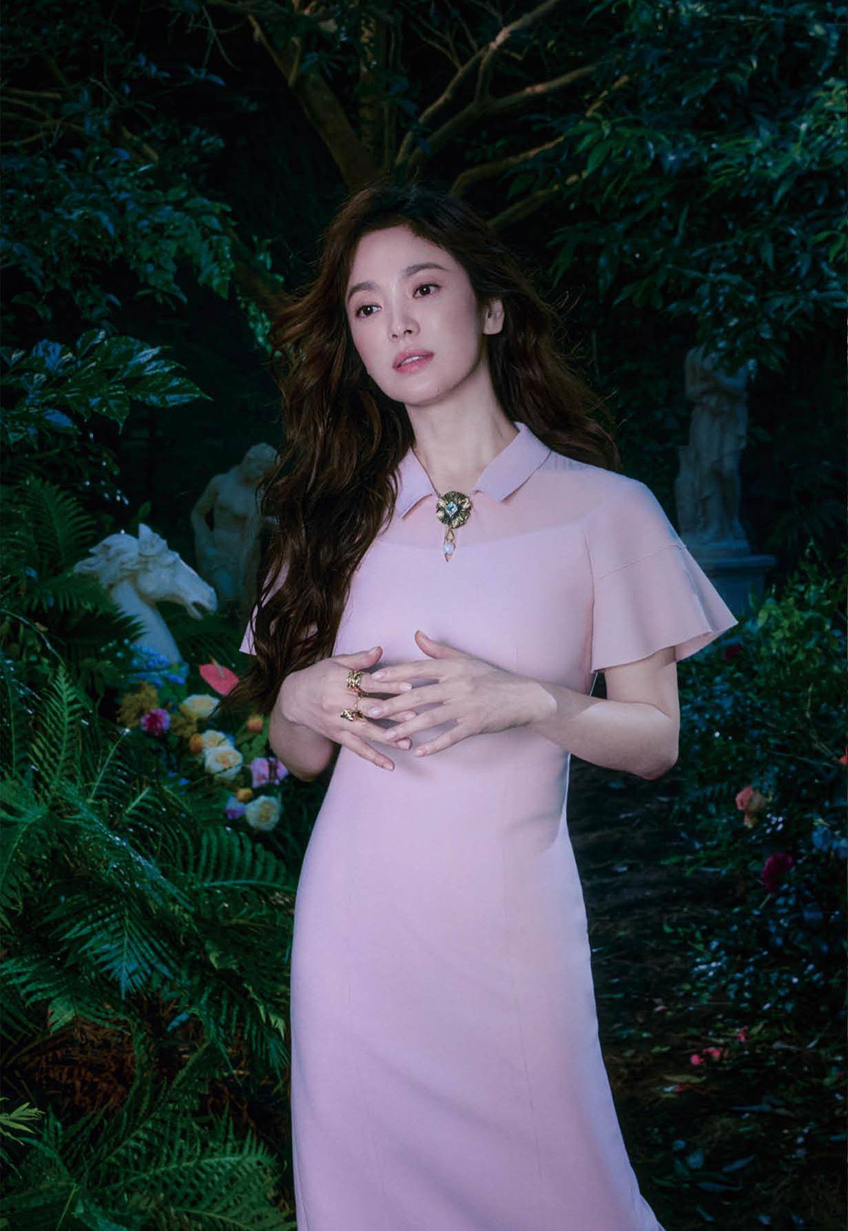 宋慧乔应该是中间量感偏曲的优雅型风格,和她同一个风格的女明星有