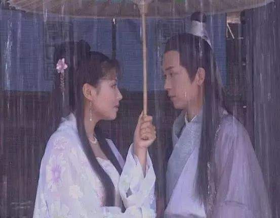 样子|女星古装撑伞造型绝了!赵丽颖风格百变、杨紫清冷,热巴让人心疼!
