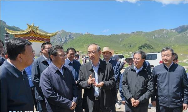 省长黄强与甘肃省委副书记,省长任振鹤一同深入甘肃省甘南州碌曲县郎