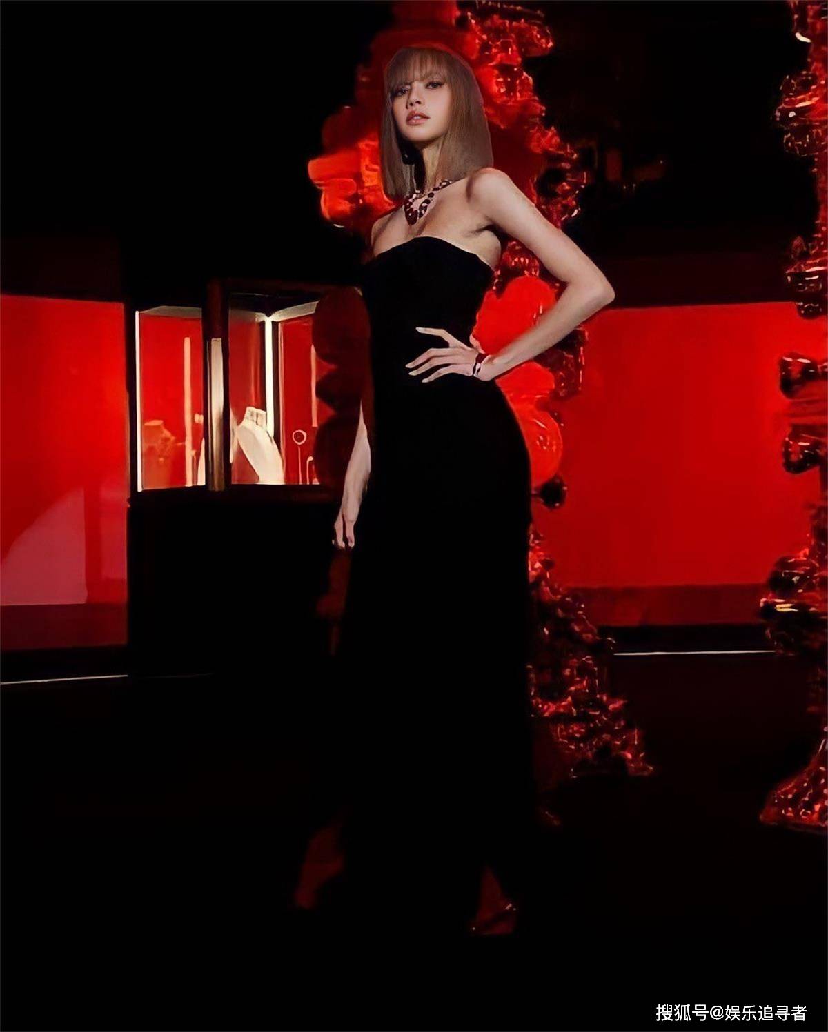 BLACKPINK Lisa�ͳ����Ź�ͬ��ϯ������ʱ��չ,�������ǹ�ע!