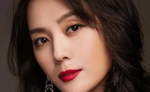 一面|她是一个认真的演员，也是一个精致优雅的女人，深受观众的喜爱