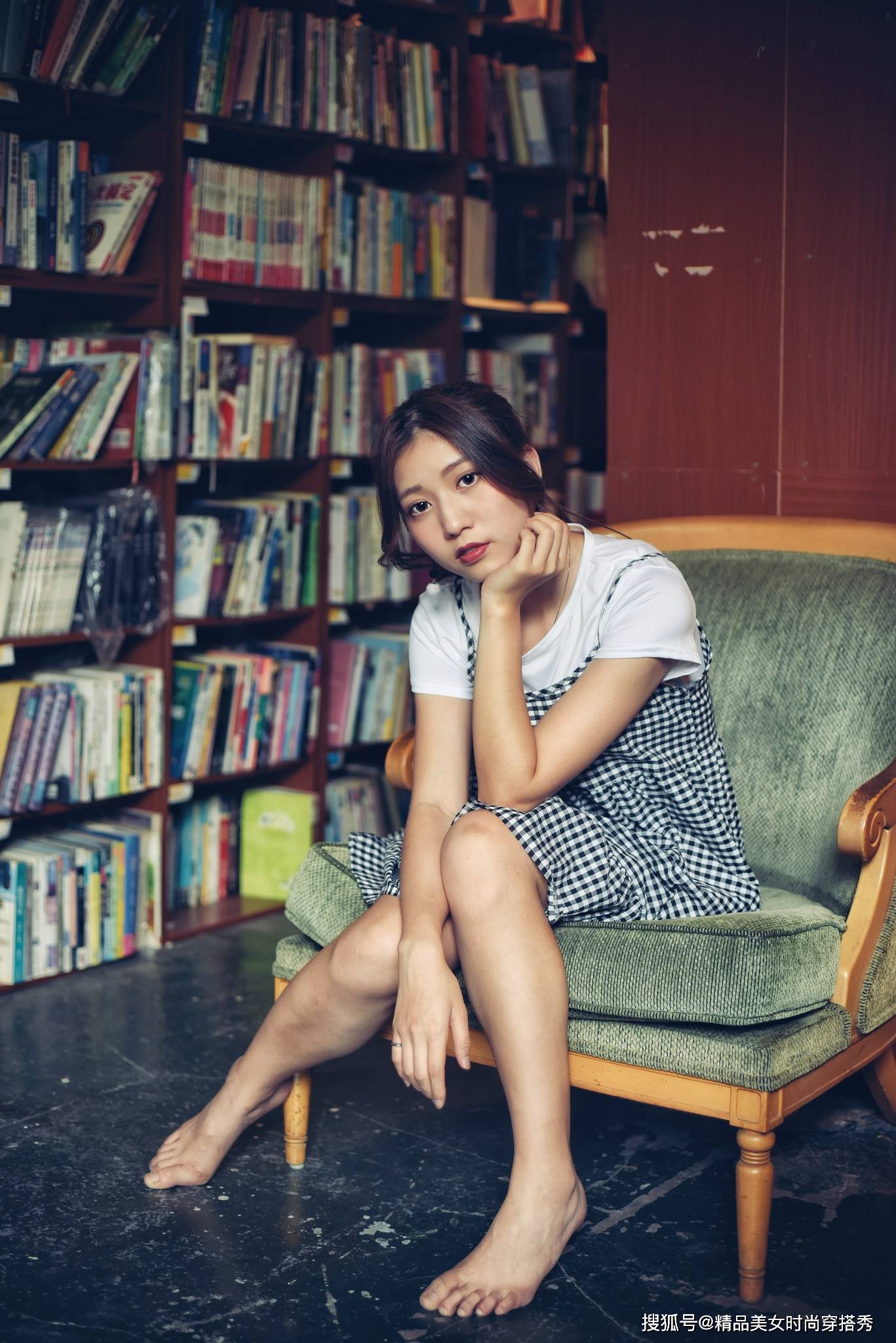 时尚|小格子吊带裙,黑白相间,很是甜美减龄,同时还尽显文艺气息