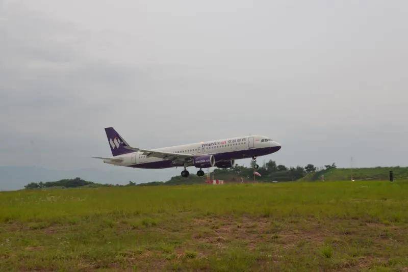 空客a320机型飞机降落在万州机场,此次验证试飞是针对万州机场rwy11