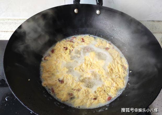 女孩子|用酒糟煮鸡蛋，做简单快手又营养的早餐，女孩子常吃气色好