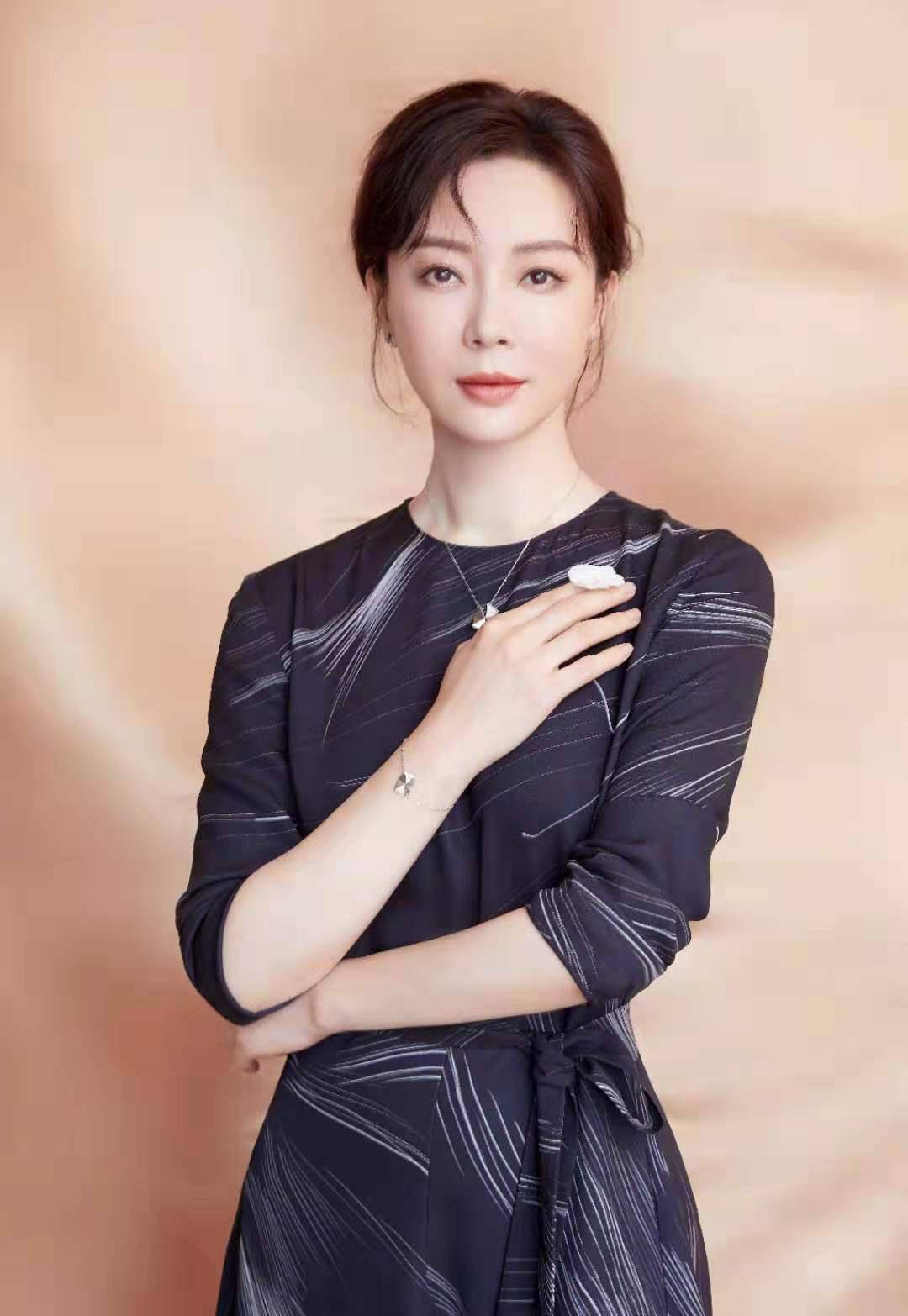 西装|40+的女人要学会提升衣品，看看陈数的穿搭，才知道什么叫高级