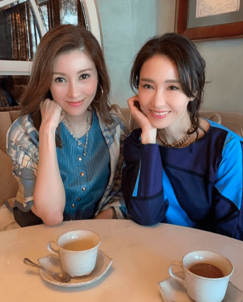 老公|李嘉欣携老公现身黎明演唱会，穿情侣装秀恩爱，男方绿腰带太扎眼