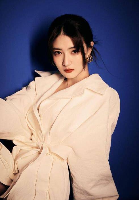 短裙|徐璐机场私服,白色连衣短裙戴棒球帽青春元气,好喜欢