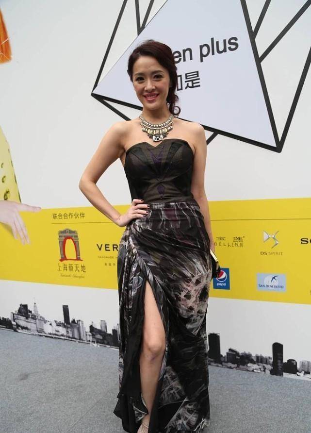 材质|向华强侄女向海岚挺有魄力，同龄人难驾驭的梅子色，她穿得挺适合