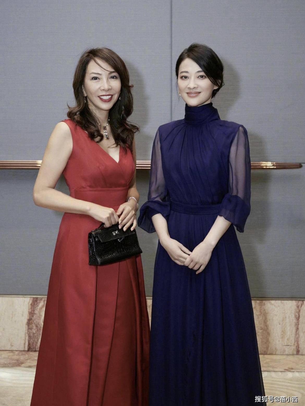 黑色|梅婷与老公走机场，穿宽松黑裙子配渔夫帽，简约低调却蛮有高级感