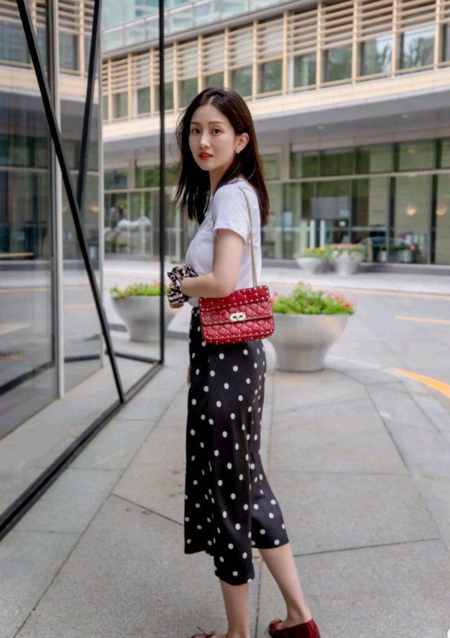 女生|怎么打扮才能变成温柔女孩？合理搭配半身裙，轻松呈现温柔气质