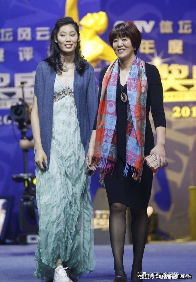 中国女排|中国女排朱婷原来还有这一面？深V礼服大秀身材，时髦感飙升