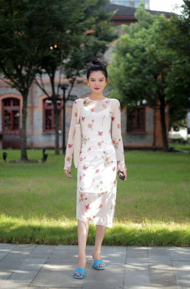 颜色|连衣裙推荐：8位小姐姐演绎花裙子不同穿法，换发型决定不同气质