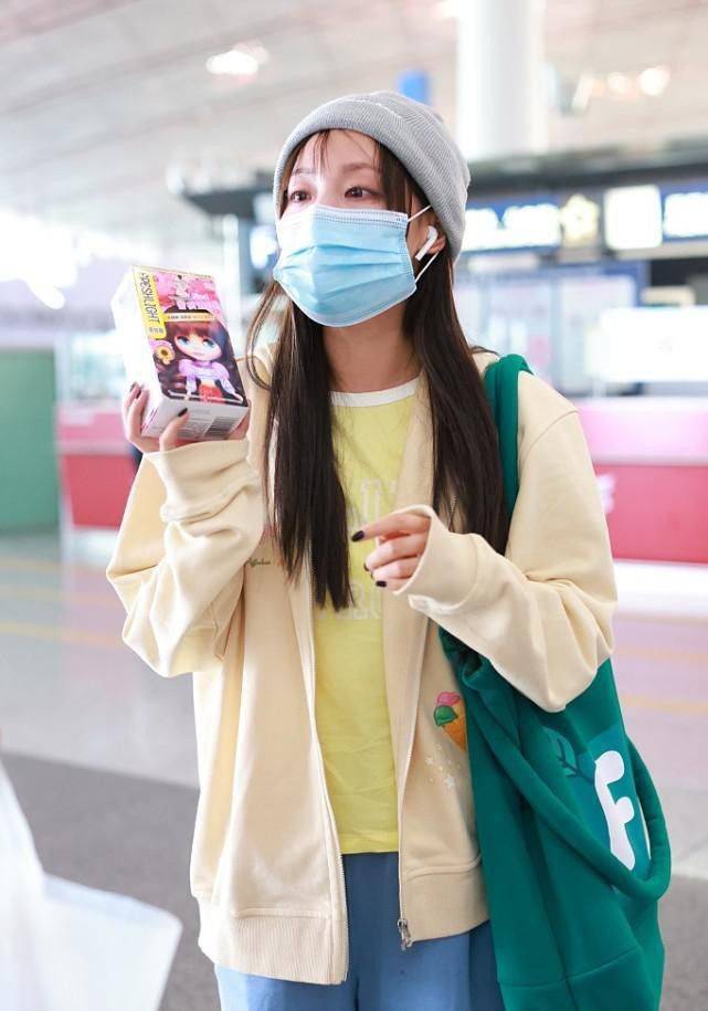 颜色|张嘉倪一身“童装”既视感 衣服休闲又舒适